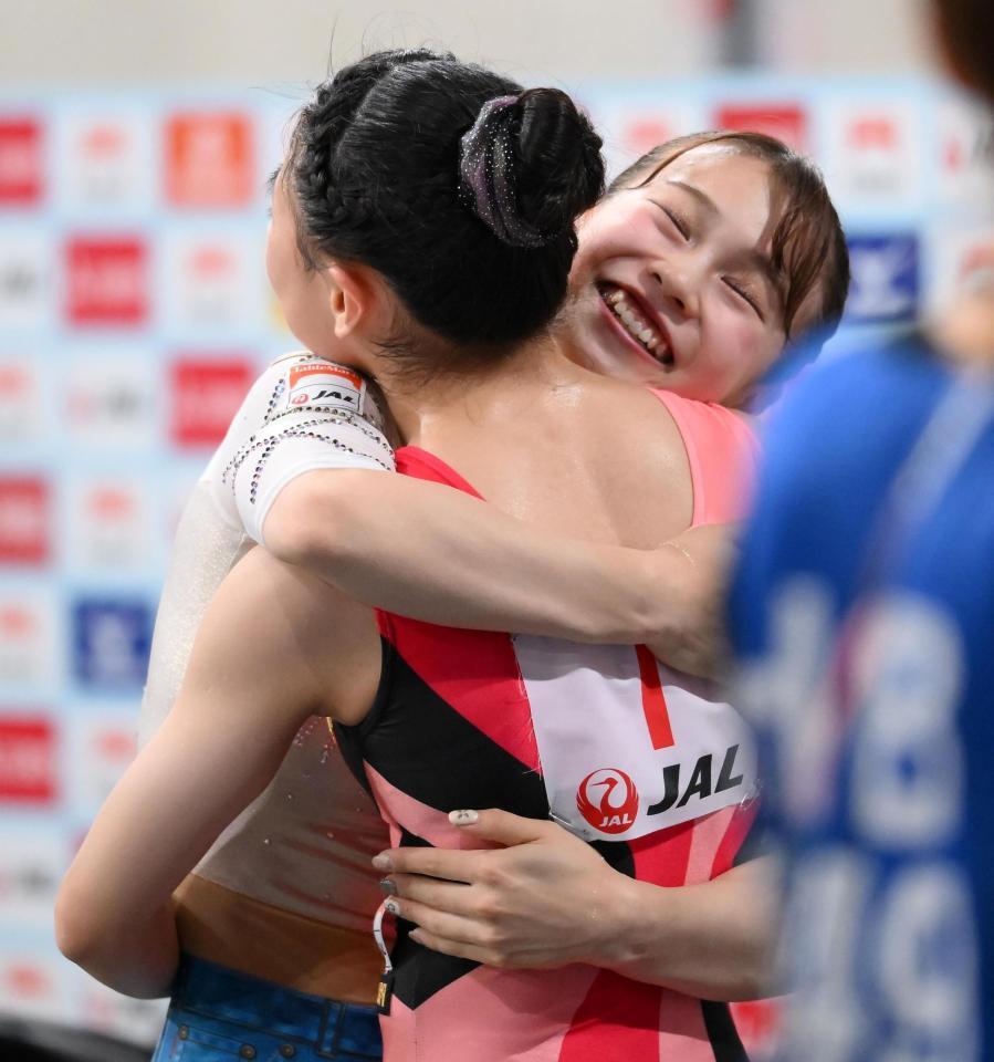 　優勝を決めて岸里奈（左）と抱き合う杉原愛子（撮影・堀内翔）