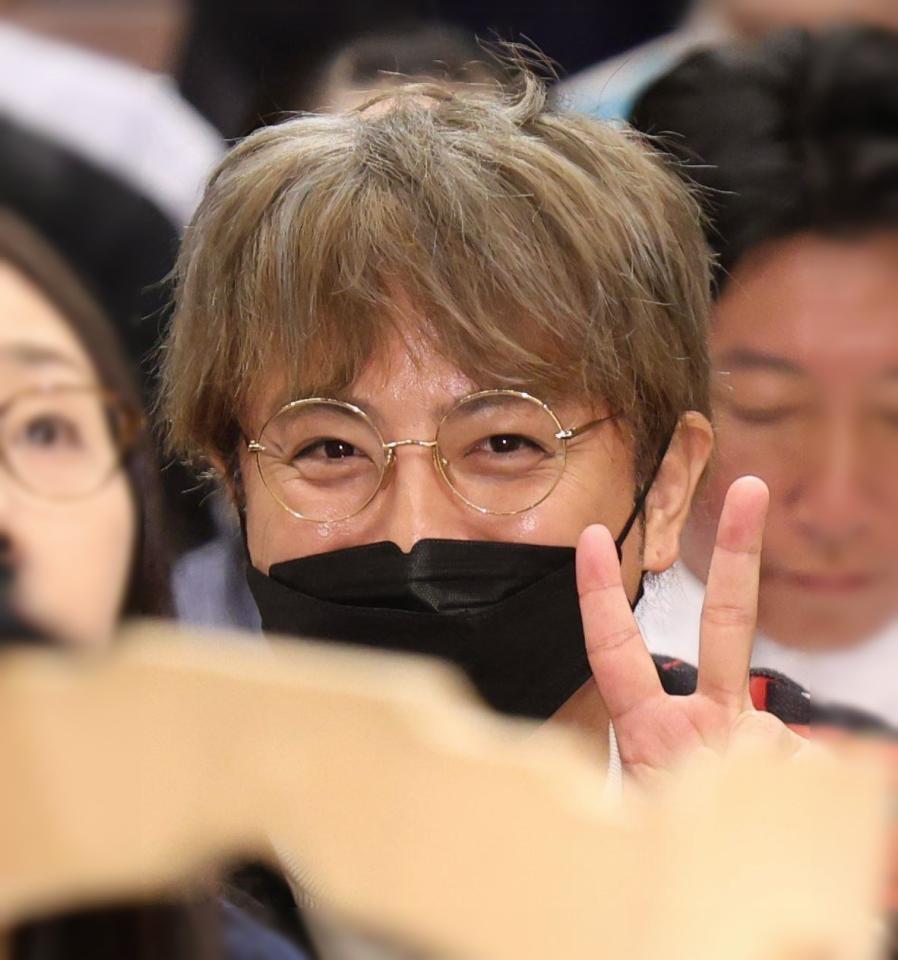 　相撲観戦をする上地雄輔（撮影・佐々木彰尚）