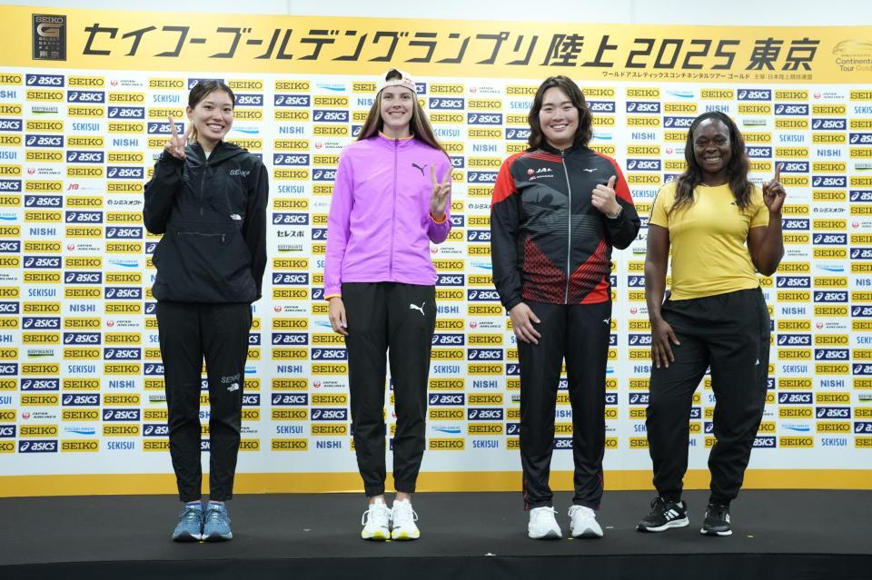 　会見でポーズを決める（左から）高橋渚、ヤロスラワ・マフチフ、北口榛花、ルイスウルタド（代表撮影）