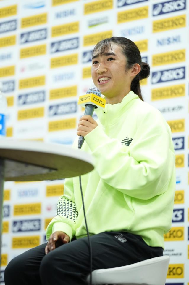 　会見で笑顔の田中希実（代表撮影）