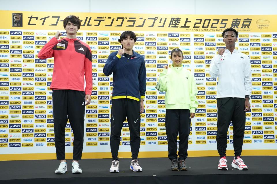 　会見でポーズを決める（左から）豊田兼、泉谷駿介、田中希実、村竹ラシッド（代表撮影）