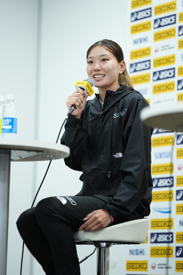 　会見に臨む高橋渚（代表撮影）