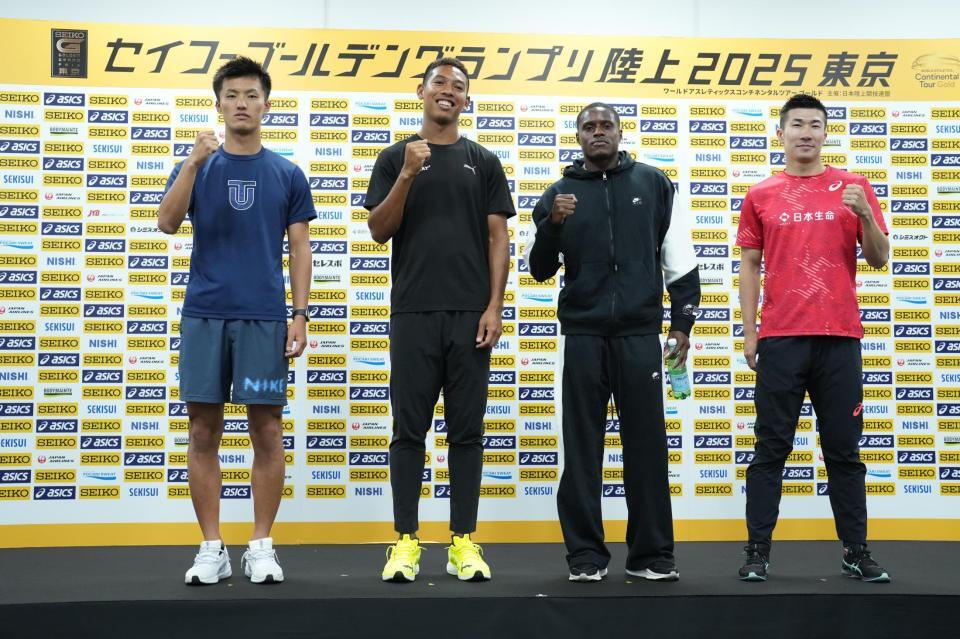 　会見でポーズを決める（左から）柳田大輝、サニブラウン・ハキーム、クリスチャン・コールマン、桐生祥秀（代表撮影）