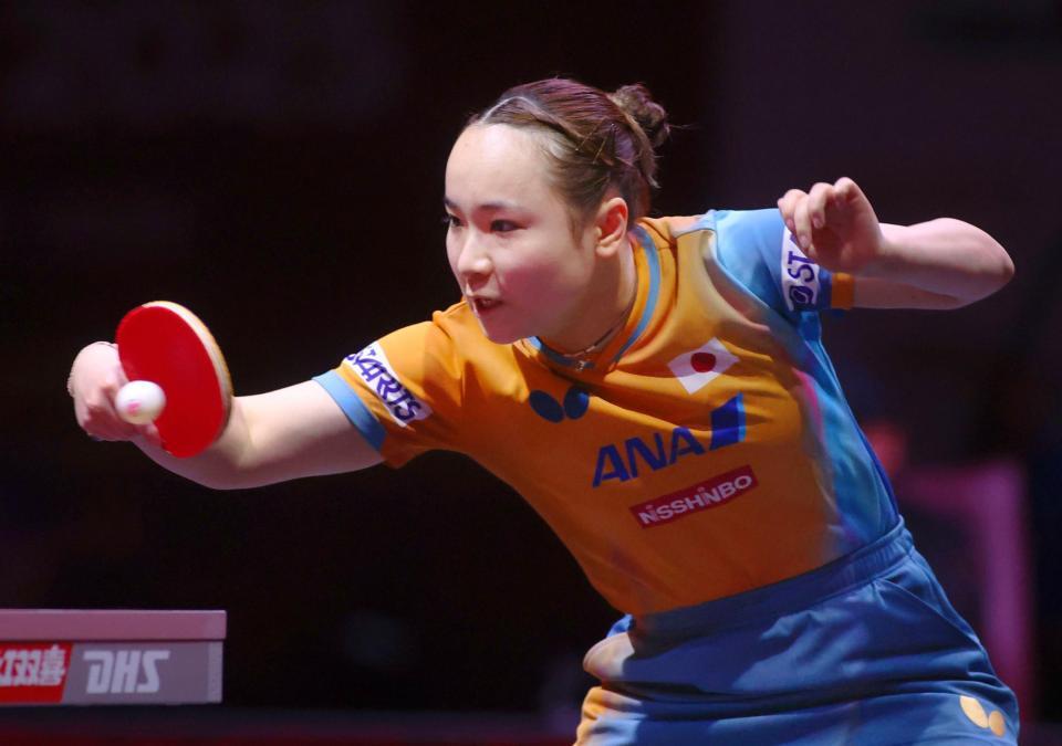 　女子シングルス１回戦でプレーする伊藤美誠（共同）