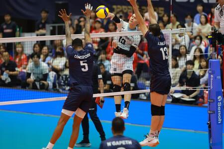 　３位決定戦でプレーするサントリー・高橋藍