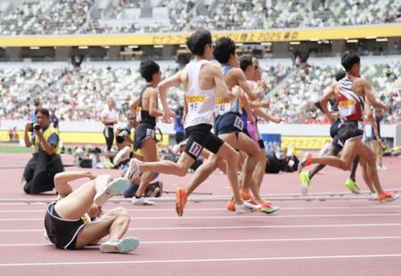 　男子３０００メートルで転倒する太田智樹