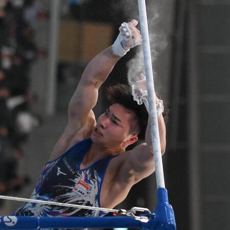 　鉄棒をつかめずに落下した岡慎之助（撮影・堀内翔）