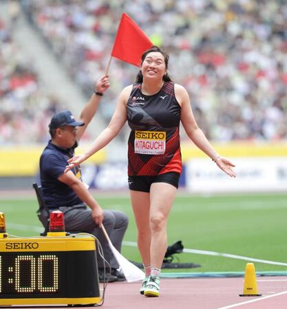 　赤旗があがり、おどける北口榛花