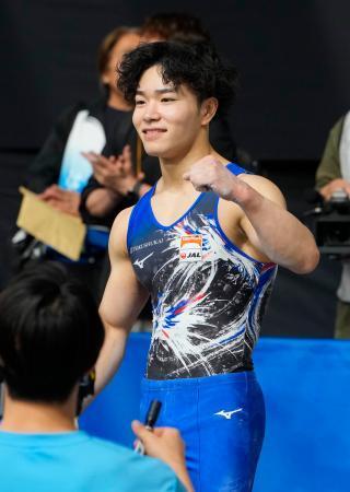 　男子個人総合で２連覇を果たし、ガッツポーズする岡慎之助＝東京体育館