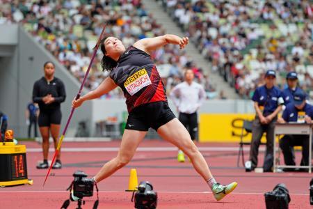 　女子やり投げ　６４メートル１６をマークし優勝した北口榛花＝国立競技場