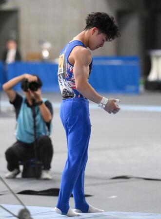 　鉄棒から落下して肩を落とす岡慎之助（撮影・堀内翔）