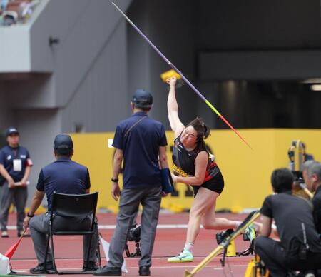 　係員が見つめる中、力強くやりを投げる北口榛花（撮影・吉澤敬太）