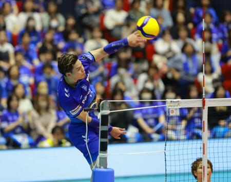 　スパイクを放つ大阪Ｂ・西田有志