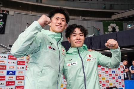 　世界選手権の代表に決まりポーズをとる、優勝した岡慎之助（右）と２位の橋本大輝＝東京体育館