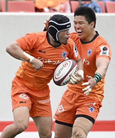 　東京ベイ-東京ＳＧ　後半、トライを決め喜ぶ東京ベイ・根塚（左）と祝福する立川＝花園