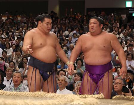 　尊富士（右）を下した豊昇龍（撮影・佐々木彰尚）