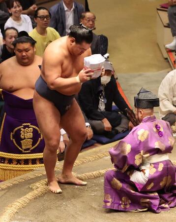 　分厚い懸賞金を手にする豊昇龍