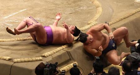 　尊富士（左）を小手投げで破る豊昇龍