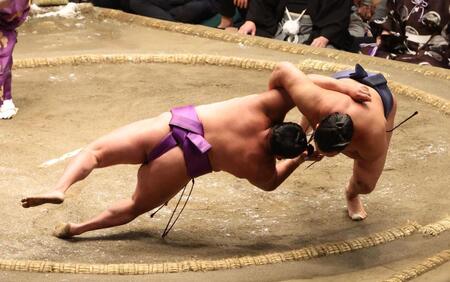 　尊富士（左）を小手投げで破る豊昇龍