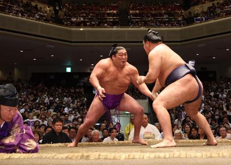 　豊昇龍と尊富士の取り組みで転倒する木村庄之助（左）＝撮影・佐々木彰尚