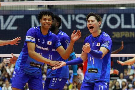 　気迫のこもったプレーを見せる大阪Ｂ・西田有志（右）＝撮影・石湯恒介