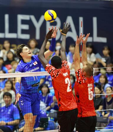 　フェイントをかける大阪Ｂ・西田有志（撮影・石湯恒介）