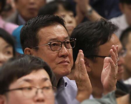 　観戦する原辰徳氏（撮影・佐々木彰尚）