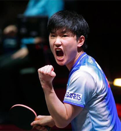 　男子シングルス１回戦でポイントを奪い、ガッツポーズする張本智和（共同）