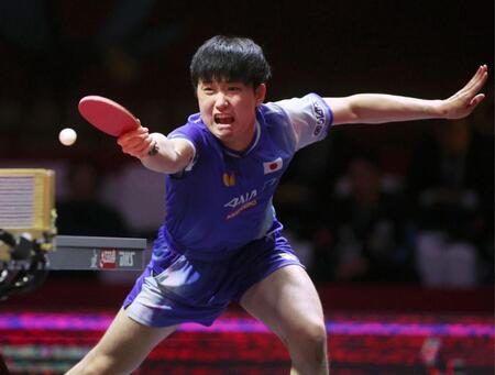 　男子シングルス１回戦でプレーする張本智和（共同）