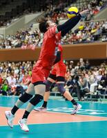 　必死にボールをつなぐ高橋藍（撮影・石湯恒介）