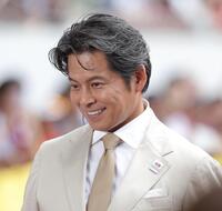 　国立競技場に登場し歓声を浴びる織田裕二