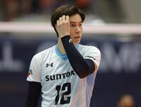 　３位決定戦でプレーするサントリー・高橋藍