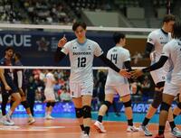 　３位決定戦でプレーするサントリー・高橋藍