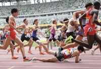 　転倒する太田智樹