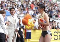 　レース後、織田裕二（中央）と笑顔であいさつする田中佑美