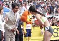 　レースを終えた田中佑美（右）とあいさつする織田裕二
