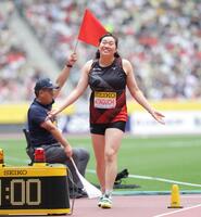 　赤旗があがり、おどける北口榛花