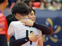 　鳥飼亜斗夢（手前）と抱き合うサントリー・高橋藍（撮影・石湯恒介）