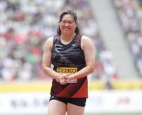 　６投目を投げ終え笑顔を見せる北口榛花