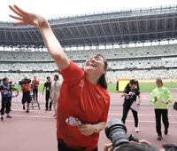 　客席に花束を投げ入れる北口榛花と田中希実（右）