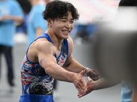 　あん馬を終えて笑顔を見せる岡慎之助（撮影・堀内翔）