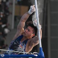 　鉄棒をつかめずに落下した岡慎之助（撮影・堀内翔）