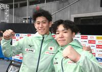 　全種目を終えて記念撮影をする橋本大輝（左）と岡慎之助（撮影・堀内翔）