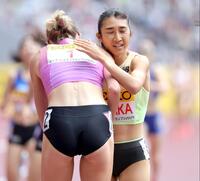 　女子１５００メートルで、優勝したジョージア・グリフィス（左）と抱き合う田中希実（撮影・吉澤敬太）
