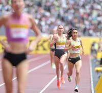 　女子１５００メートルでジョージア・グリフィス（手前）に次いで２位でゴールする田中希実（撮影・吉澤敬太）