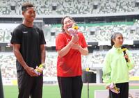 　試合後、田中希実（右）の言葉を聞いて笑う北口榛花（中央）と顔をしかめるサニブラウン・ハキーム（撮影・吉澤敬太）