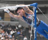 　鉄棒から落下する岡慎之助（撮影・堀内翔）