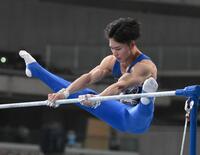 　岡慎之助の鉄棒の演技（撮影・堀内翔）