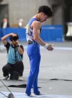 　鉄棒から落下して肩を落とす岡慎之助（撮影・堀内翔）