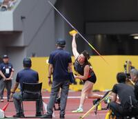 　係員が見つめる中、力強くやりを投げる北口榛花（撮影・吉澤敬太）